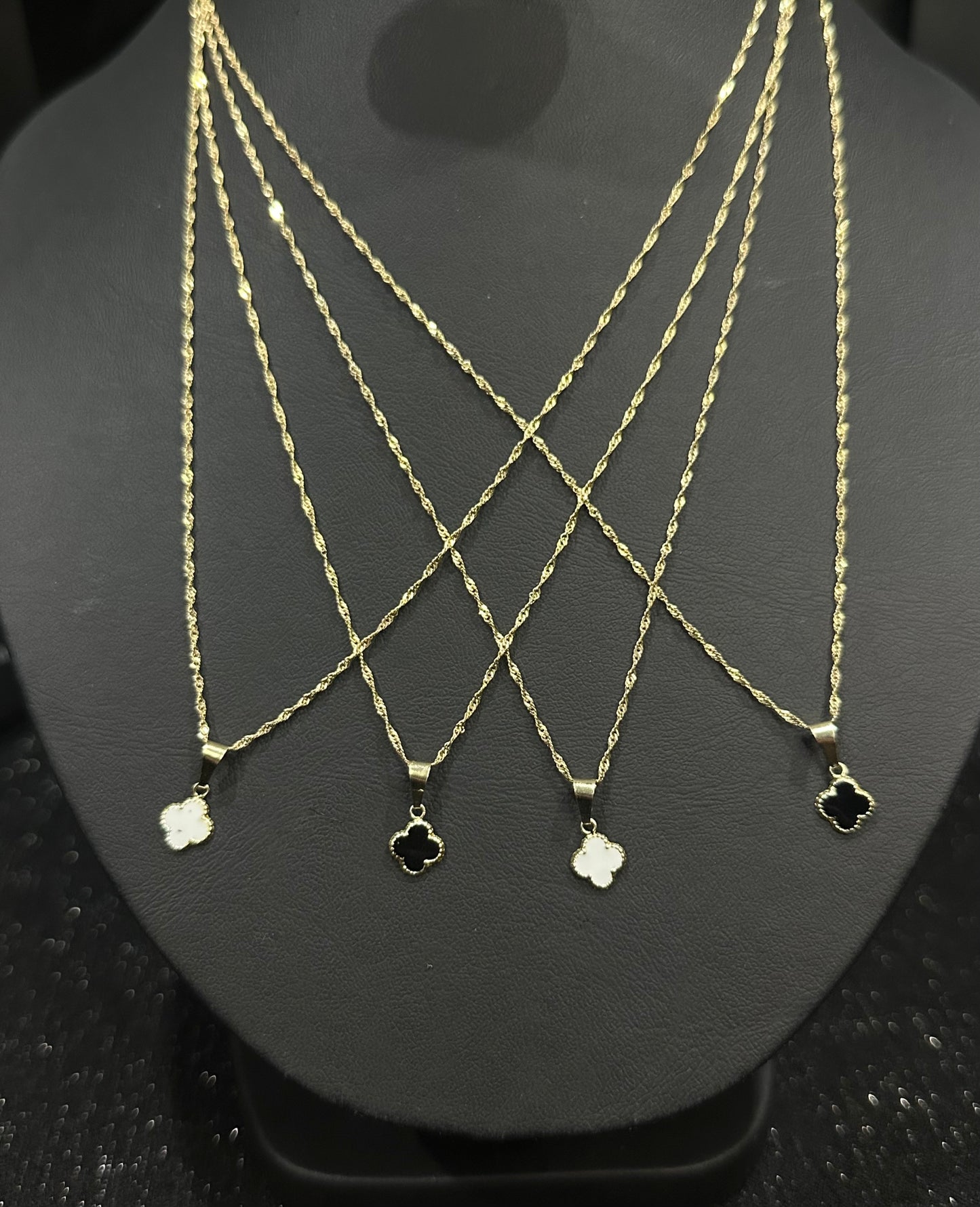 Gargantilla con dije trebol tipo VCA