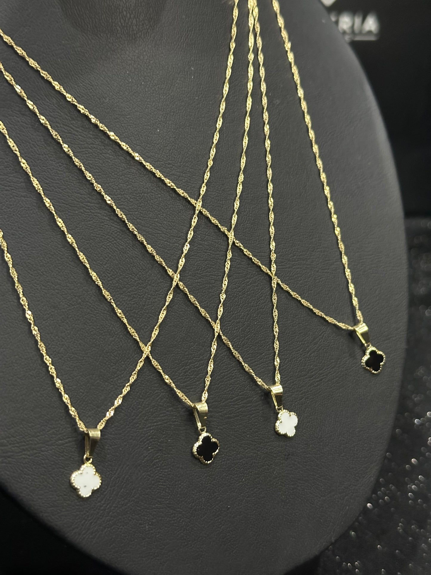 Gargantilla con dije trebol tipo VCA