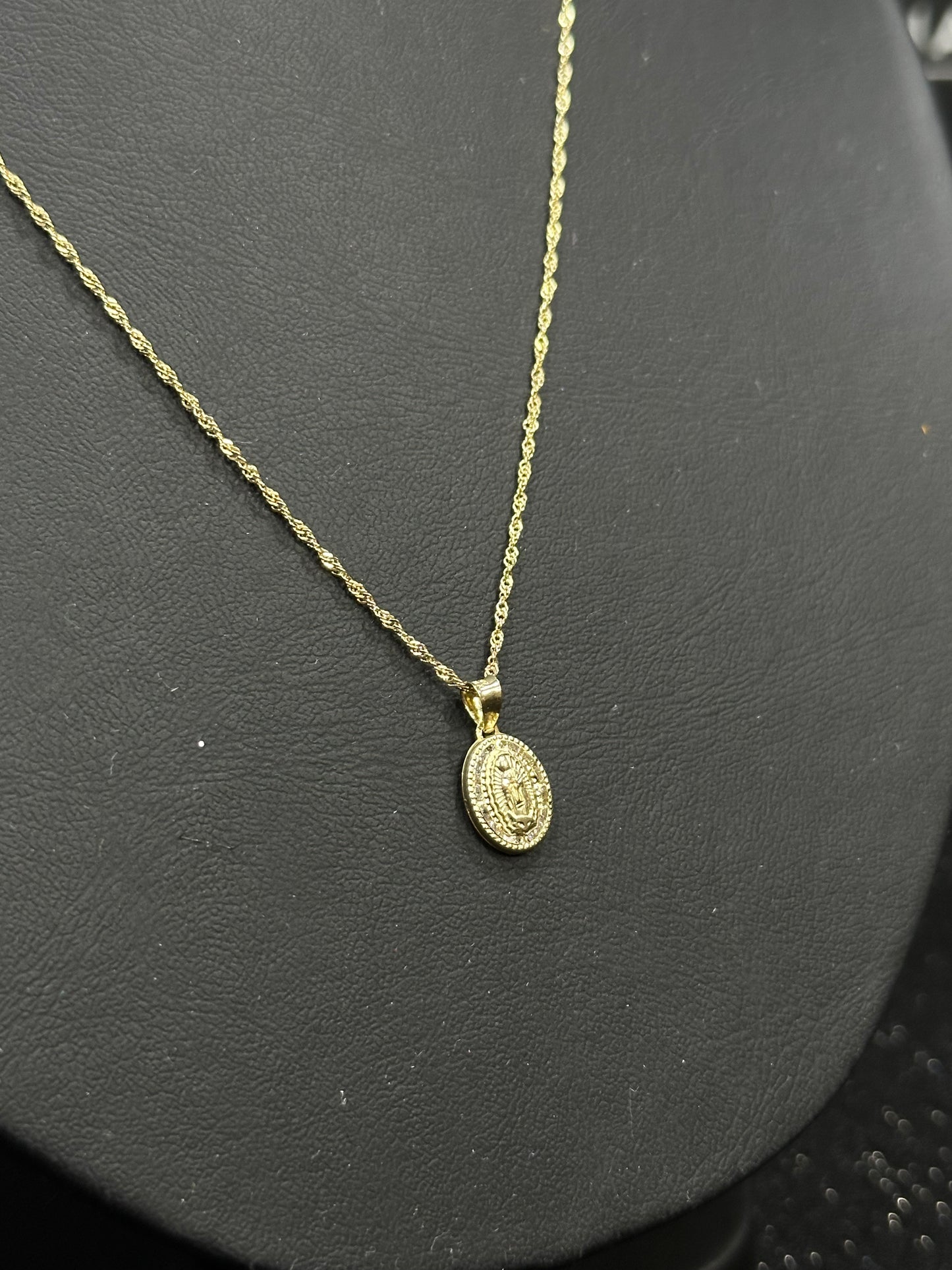Gargantilla con dije Virgen