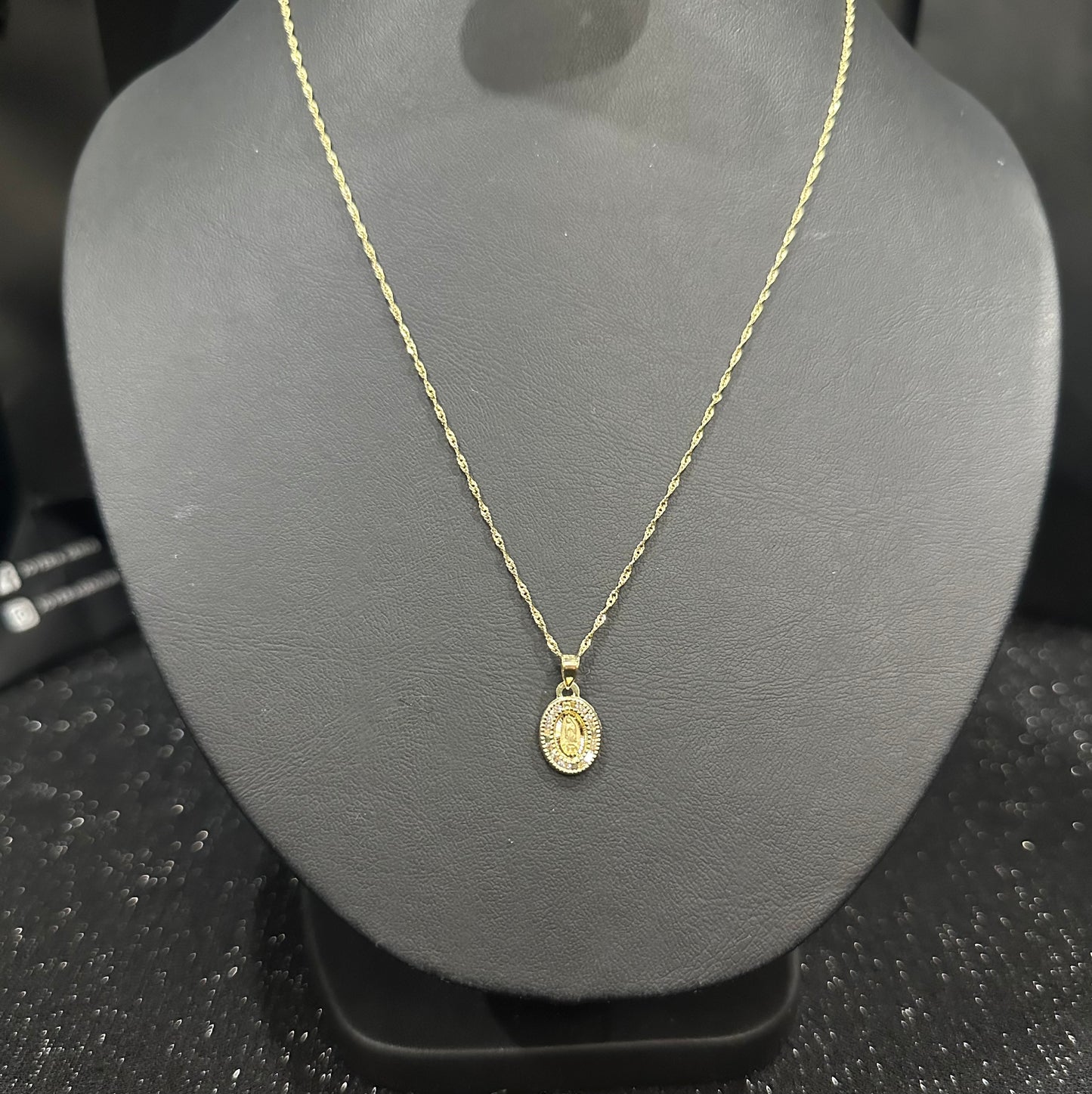 Gargantilla con dije Virgen