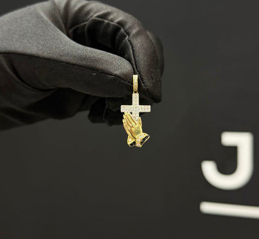 Dije Cruz rezando Oro 10k.