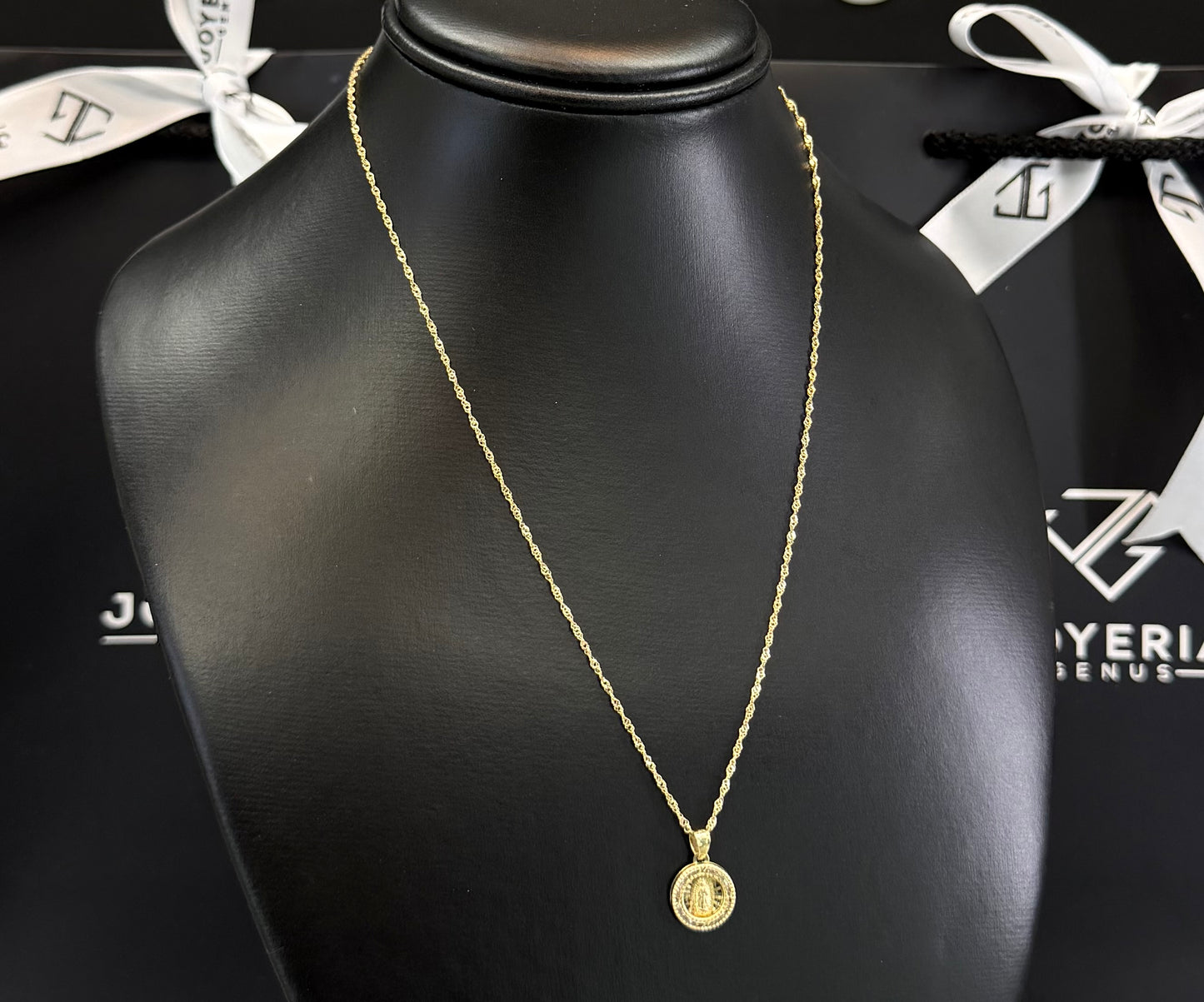 Gargantilla de 1.5mm x 45cm y dije Virgen Oro 10k