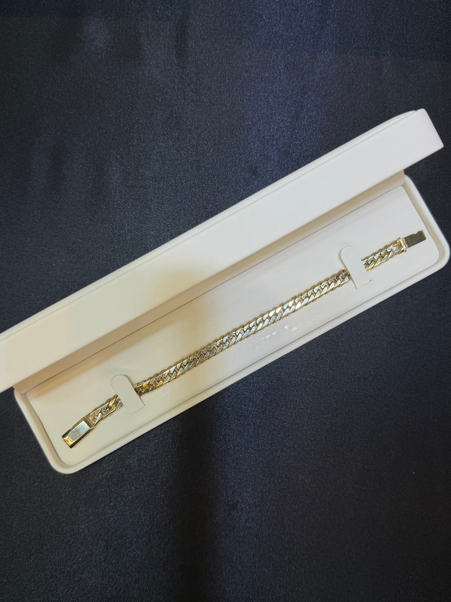 Pulso cubano sólido oro 10 K 7.5 mm x 21 cm