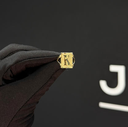 Anillo personalizado con inicial Oro 10k.