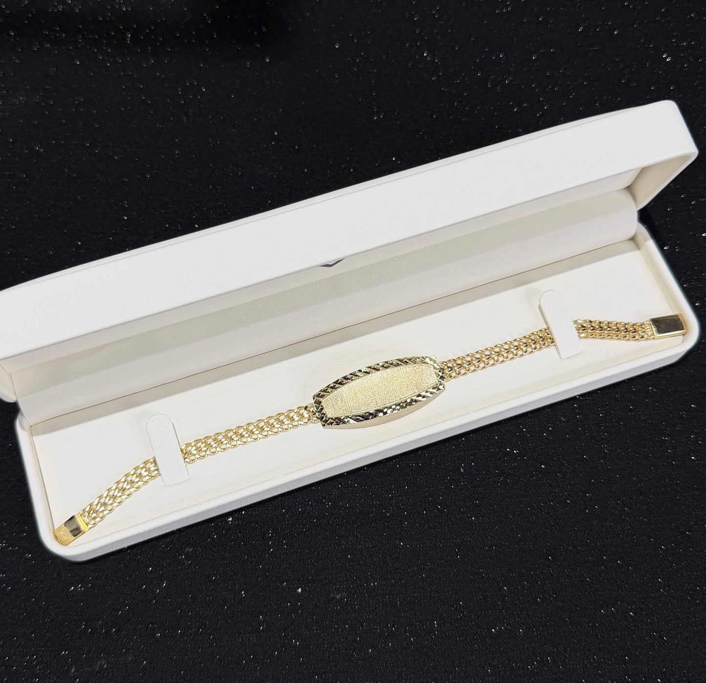 Esclava de petatillo con nombre 6.5 mm x 21 cm Oro 10k.