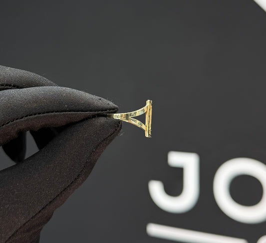 Anillo personalizado con inicial Oro 10k.