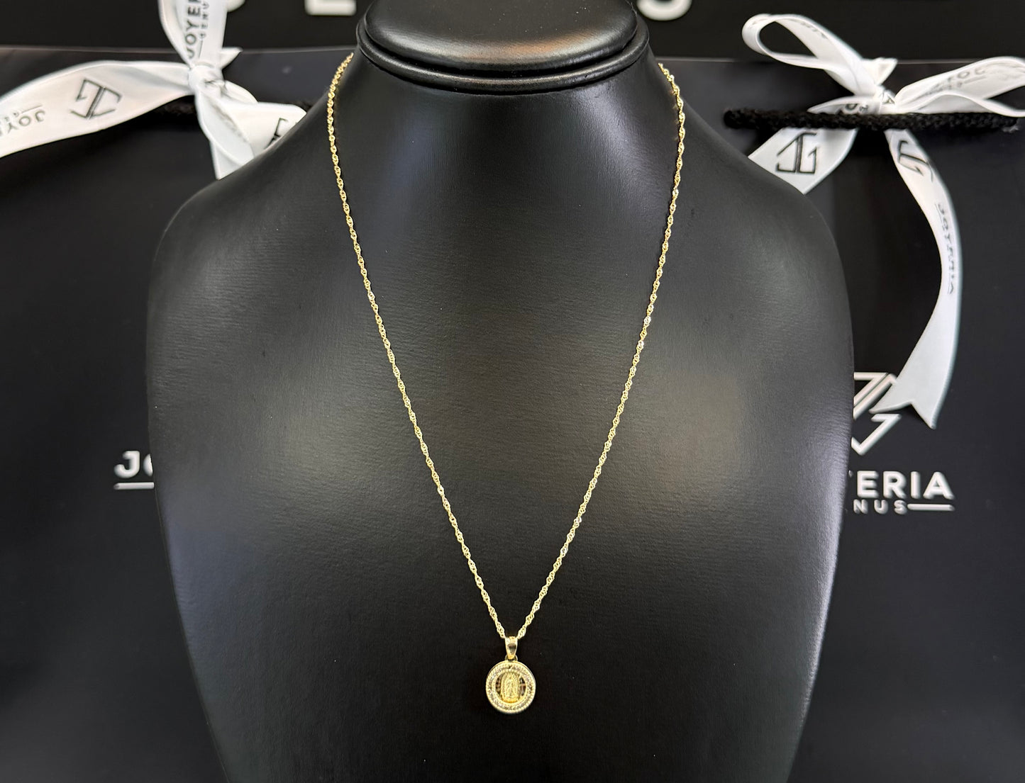 Gargantilla de 1.5mm x 45cm y dije Virgen Oro 10k