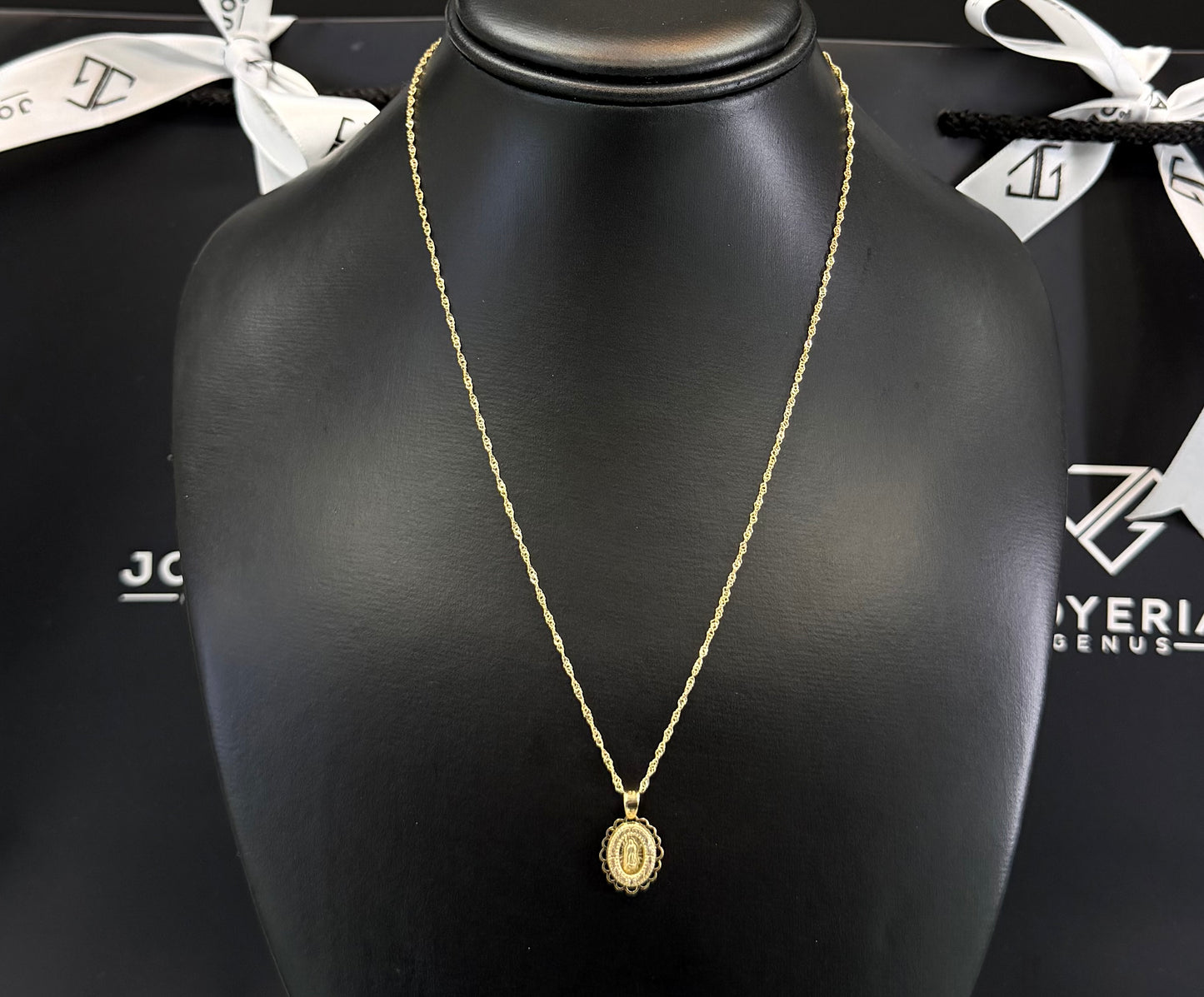 Gargantilla de 1.5mm x 45cm y dije Virgen Oro 10k