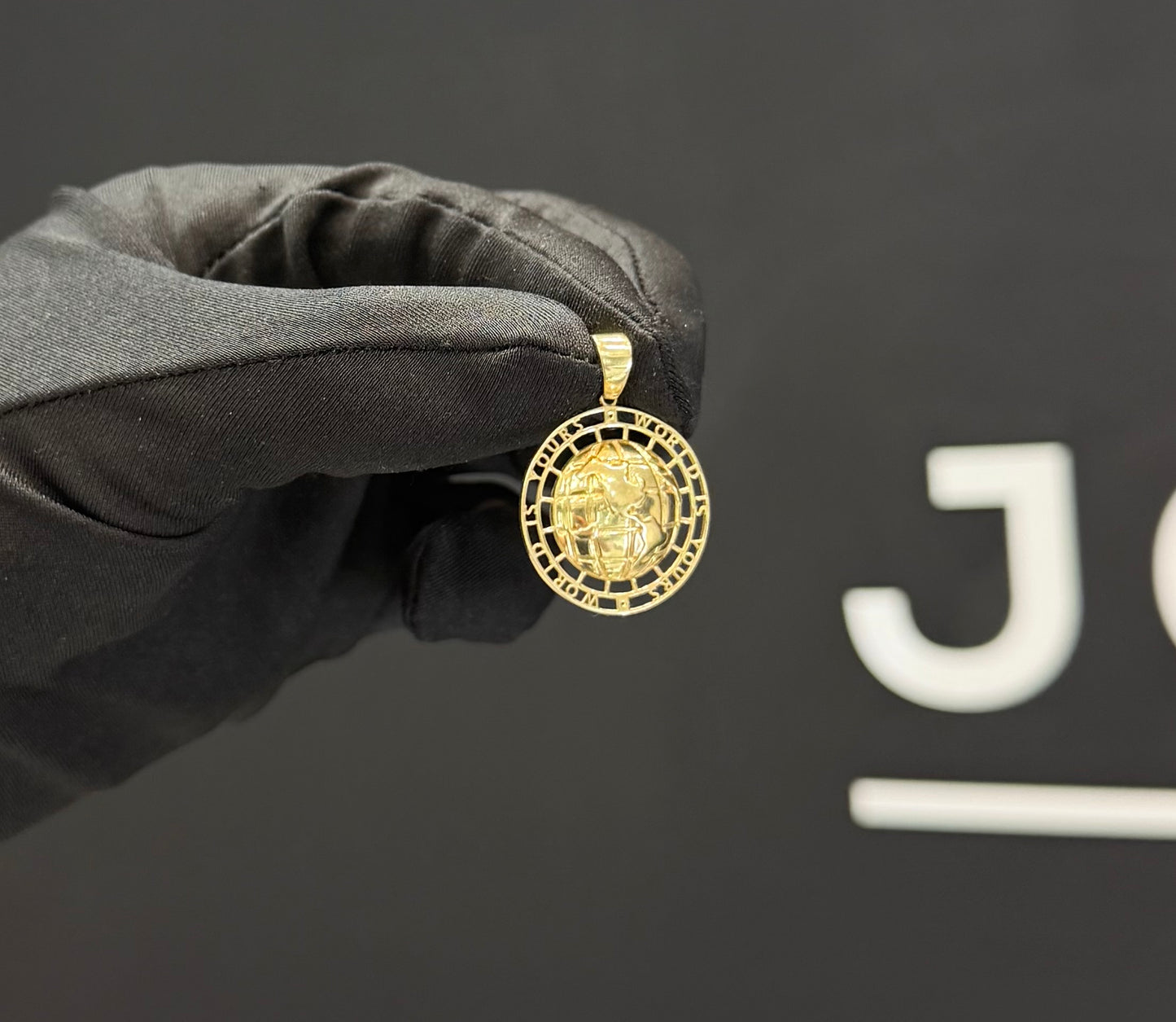 Dije World is Yours Oro 10k.