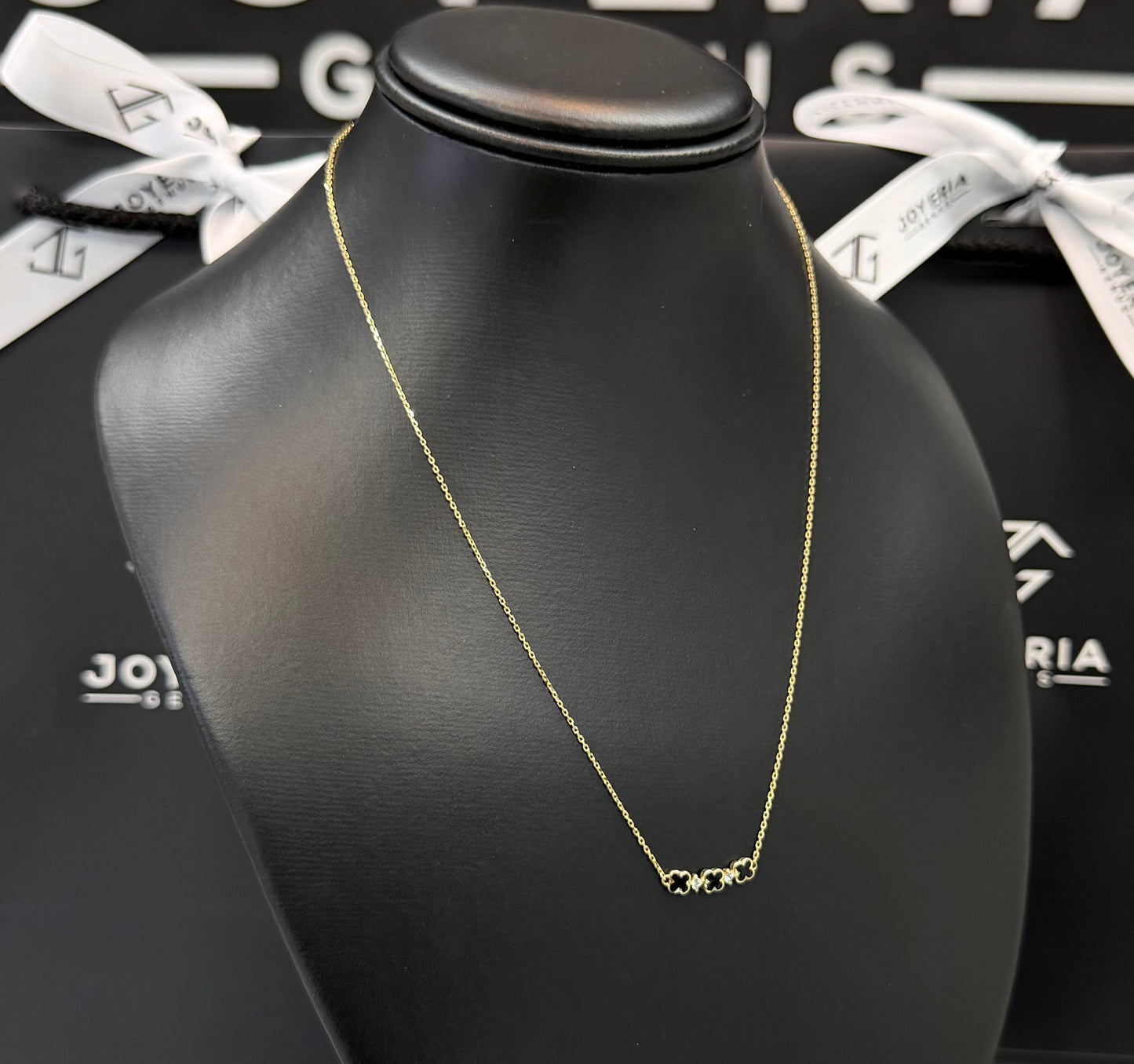 Gargantilla con dije trébol 45cm